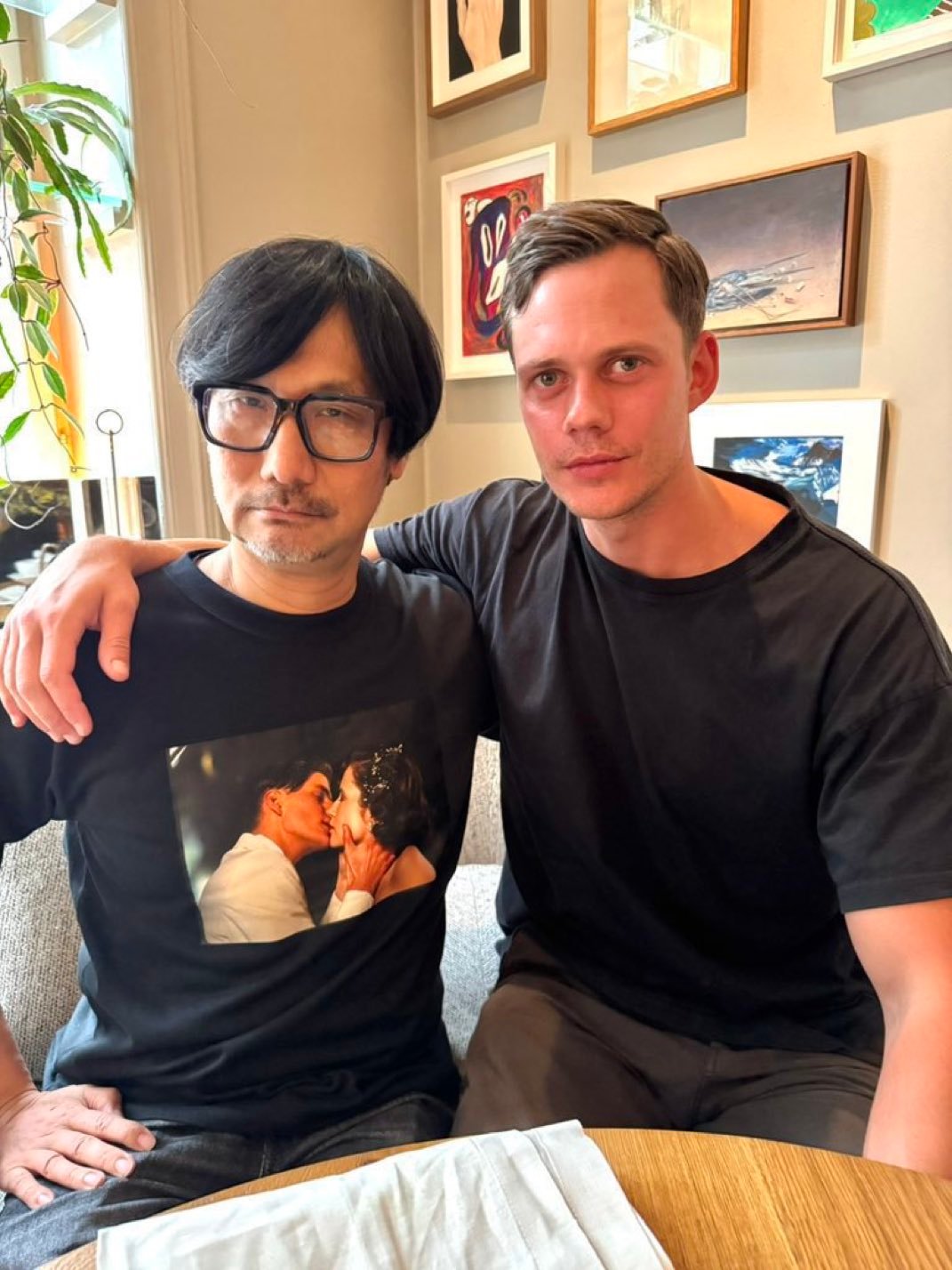 比尔·斯卡斯加德与小岛秀夫的一张最新合影[哆啦A梦吃惊] ​​​