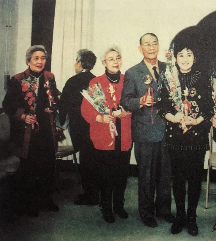 谢添 田华 张圆 金迪几位大明星相聚一堂
三十年前田华的头发就全白了，头发的黑白