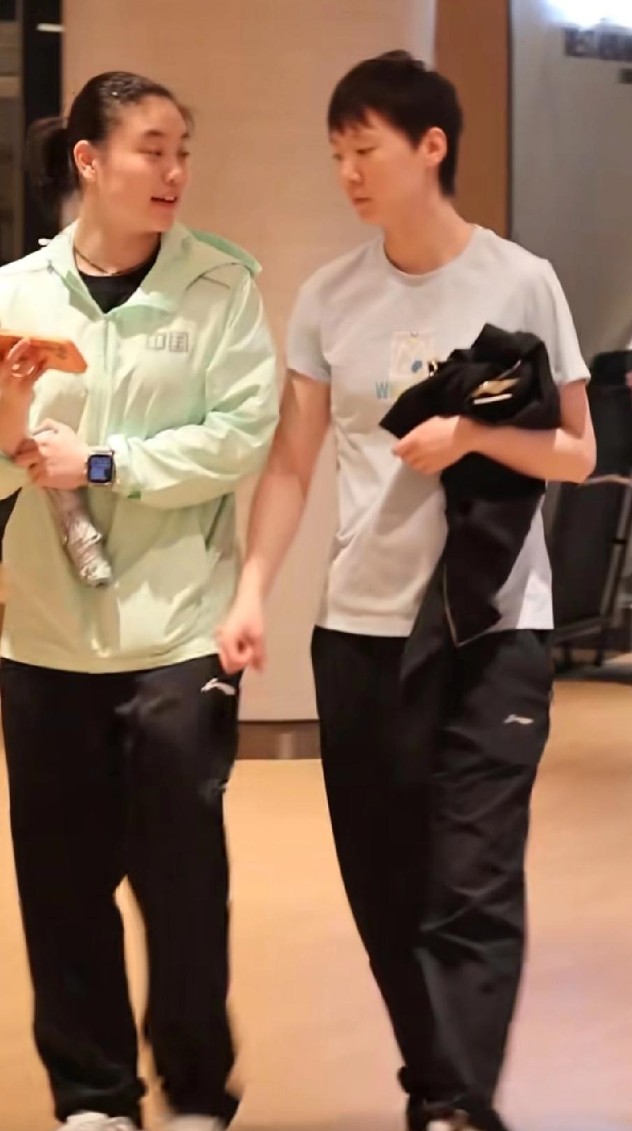 WTT新加坡大满贯，王曼昱今日首秀速胜顺利结束后，与徐奕一起外出吃饭。
吃完饭回