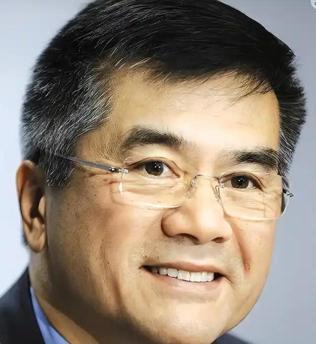 美国有不少华人血统的政要企业家，像骆家辉、黄仁勋等，很少为母国说话办事。
就说骆