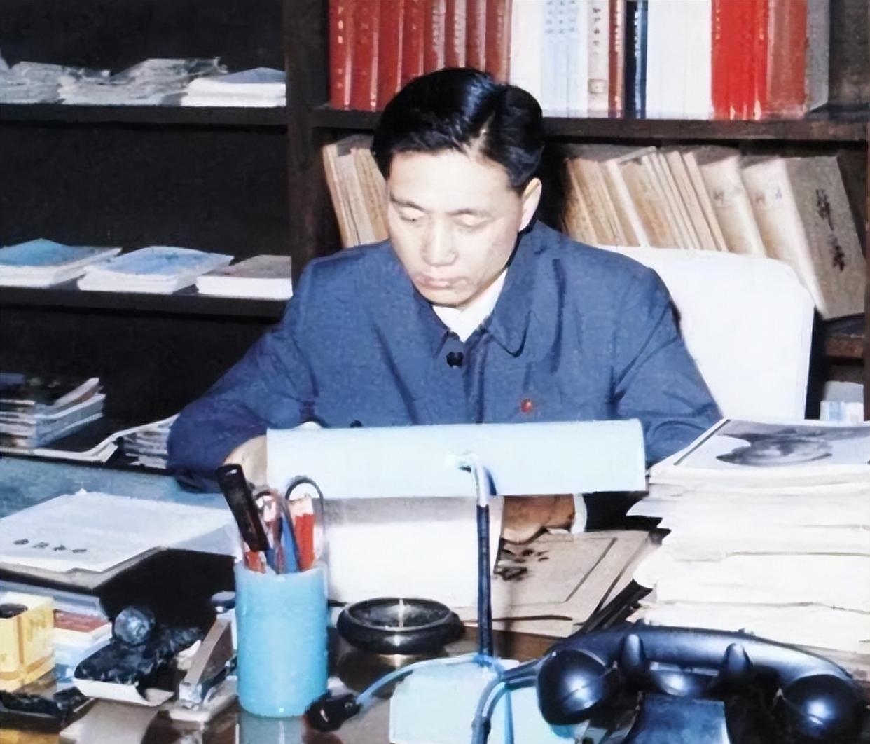 翻出这一组旧照，心绪久久难以平复。

他曾身居高位，风光一时，周身皆是旁人难以企