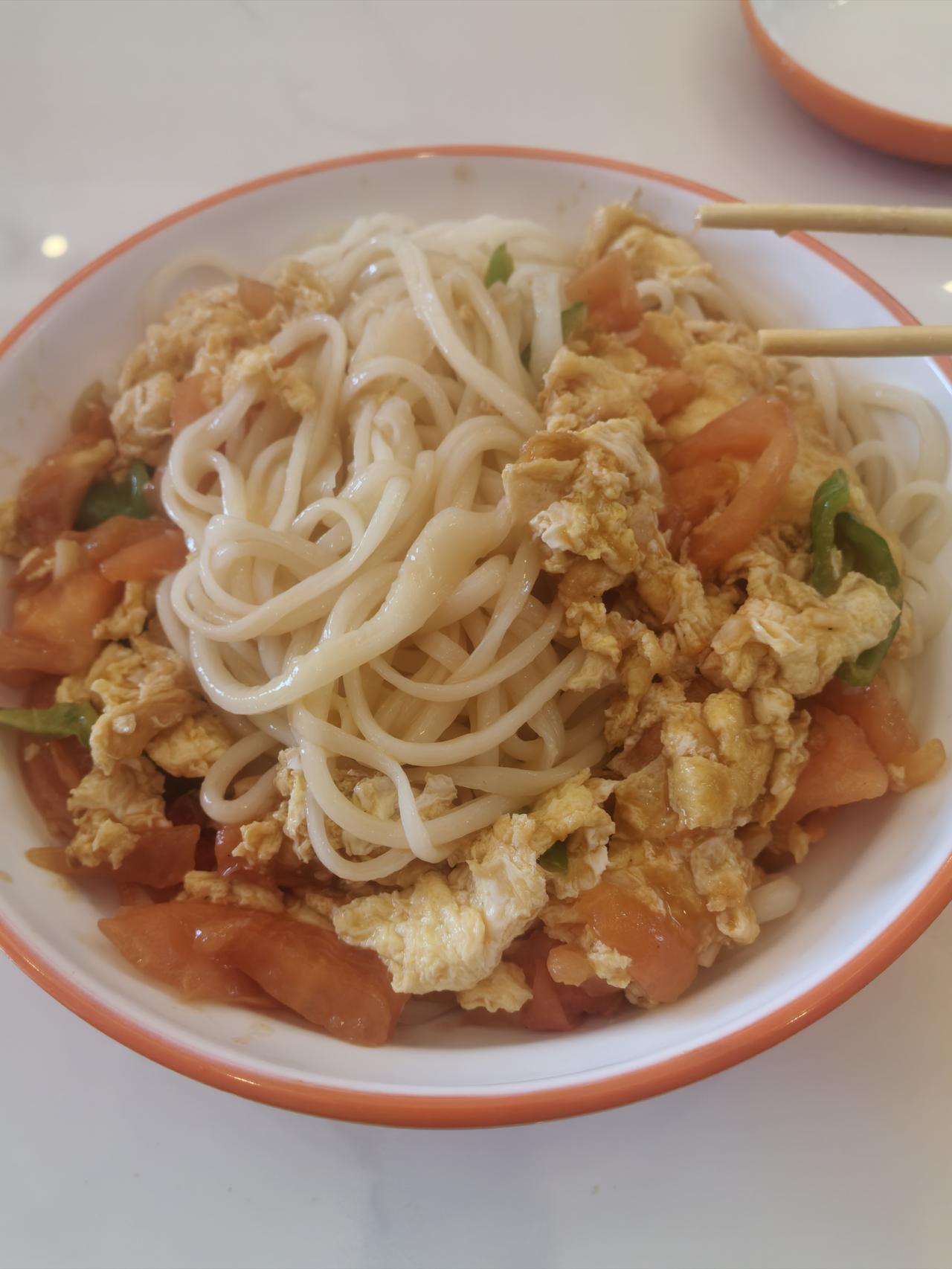 《素食斋》之二
今天中午特色饭，西红柿鸡蛋拌面。
每天水果两三种，补充维C很重要