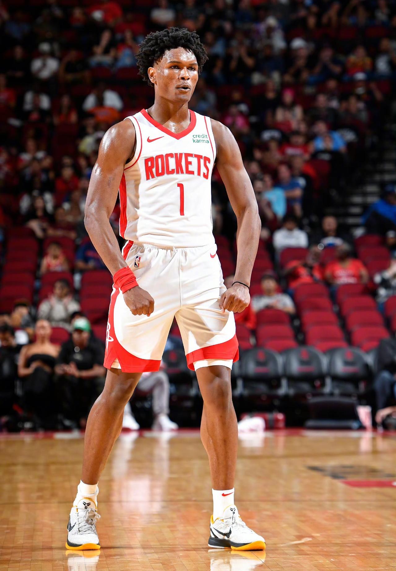 阿门-汤普森像开了外挂一样，在火箭大胜篮网的比赛中，阿门首发登场，出场32分钟2