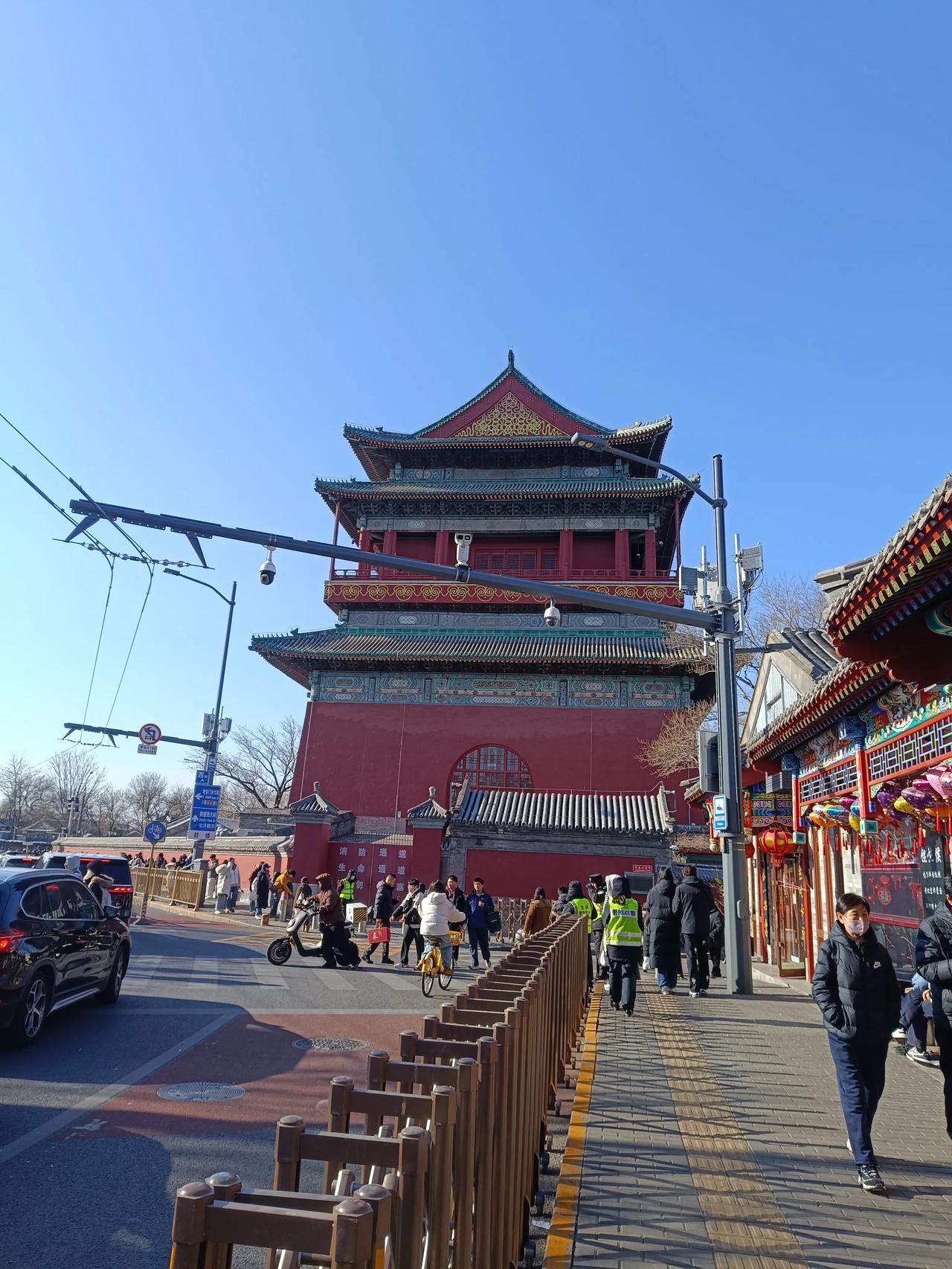 上午去了南锣鼓巷走一走，感受一下老北京的文化古巷，去了著名的鼓楼走一走，真的是挺