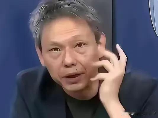 台湾名嘴谢寒冰在节目里聊起大陆的机器人，太夸张了。

去年春晚机器人还在转手绢，