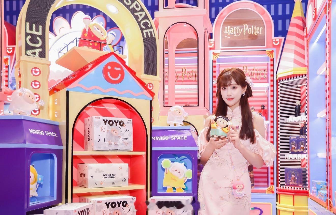 全郑州都在偶遇李艺彤我们李艺彤都来逛店打卡啦！名创优品这回真出息了，太懂粉丝爱看