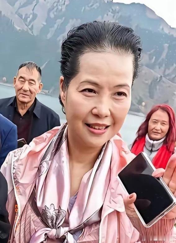 梦鸽，也是60岁的老太太了。一个县城初中文化素质的艺考生以青春换嫁国家级著名歌唱