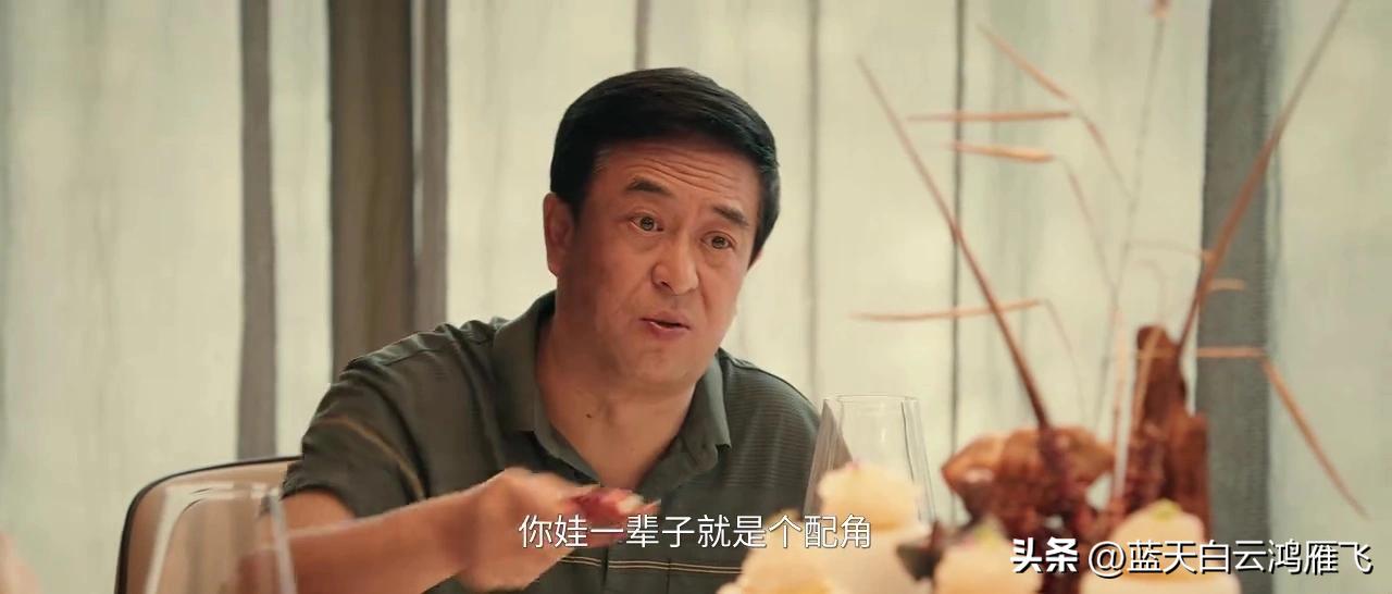 主角:胡三元真的是二货了一辈子，年轻时买个粮食能把自己买进派出所；

做个道具演