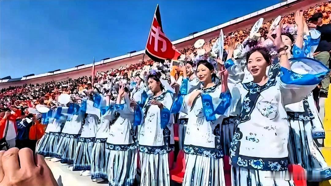 济南的"夏雨荷"，这次真的翻车了！

齐鲁超赛场搞了个"夏雨荷啦啦队"，本想蹭《