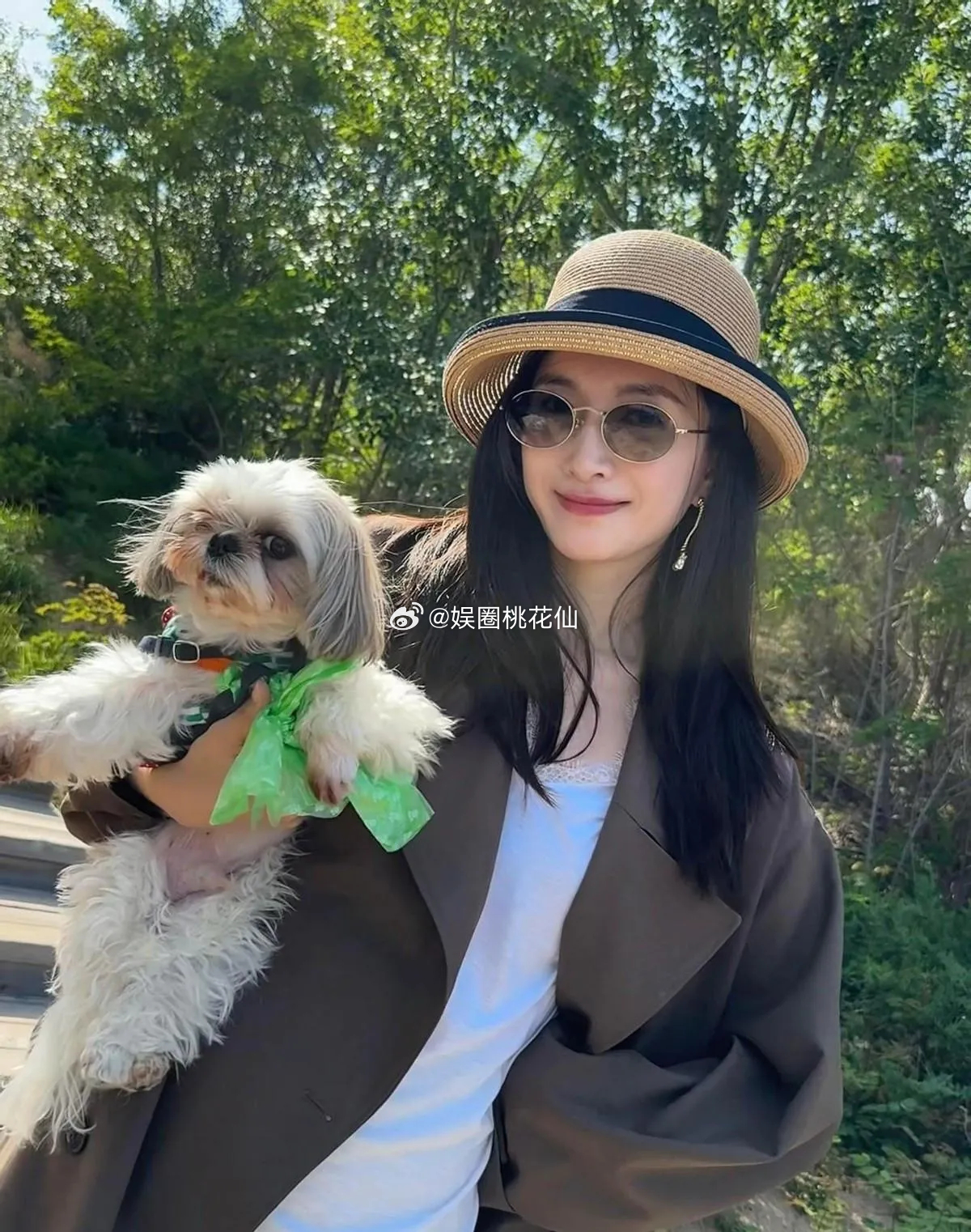 江疏影遛狗带火的这套初秋穿法太绝，垂感风衣搭柔感半身裙，再踩一双舒服平底鞋，不用