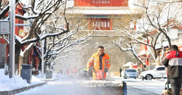 融雪剂退场，铲冰除雪考验城市治理 | 新京报快评