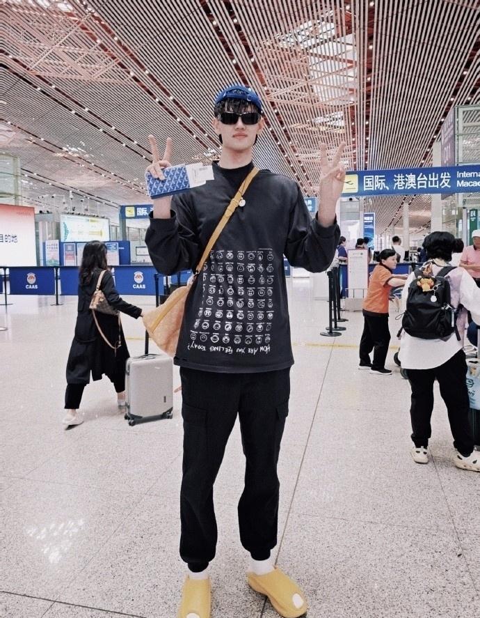曾凡博启程前往德国，开启康复训练之旅。
此次赴德，源于他在 CBA 季后赛的意外