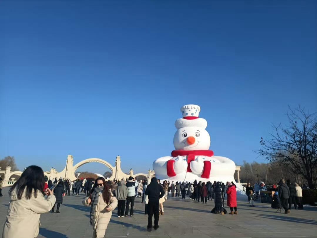 尔滨雪人先生即将上线“雪人先生”已开始雕刻。今冬的“雪人先生”用雪量约5000立