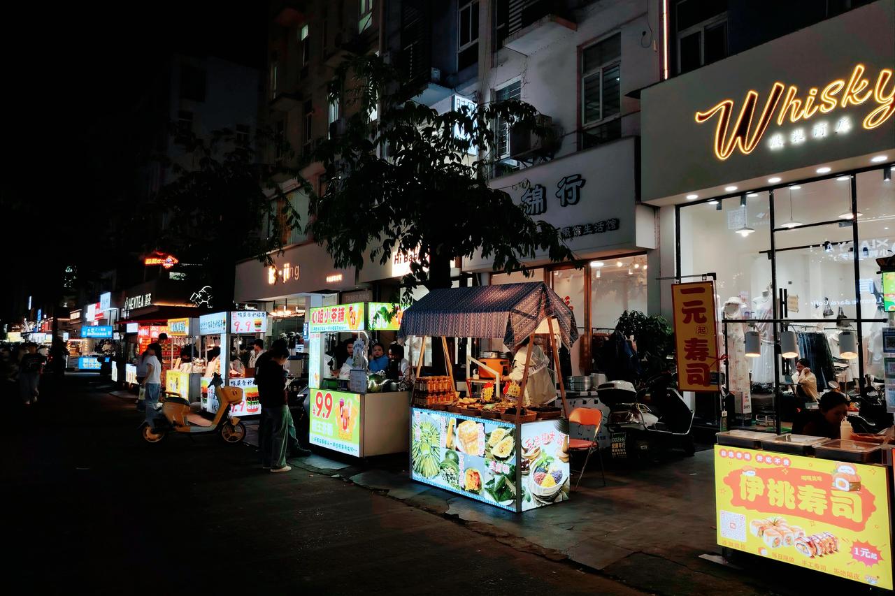 贵港生活港“名媛街”路边摆满了各种小吃摊，是给原先的实体店带来了效益还是压力呢？