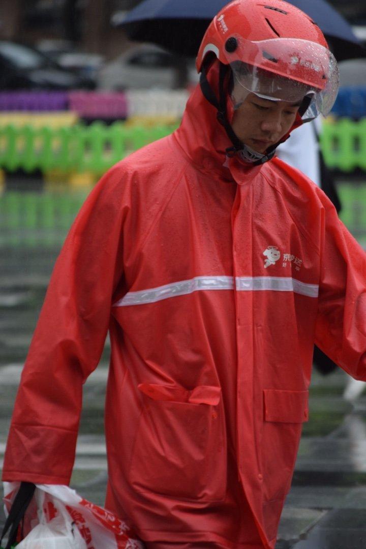 京东的雨衣似乎看着也还可以 