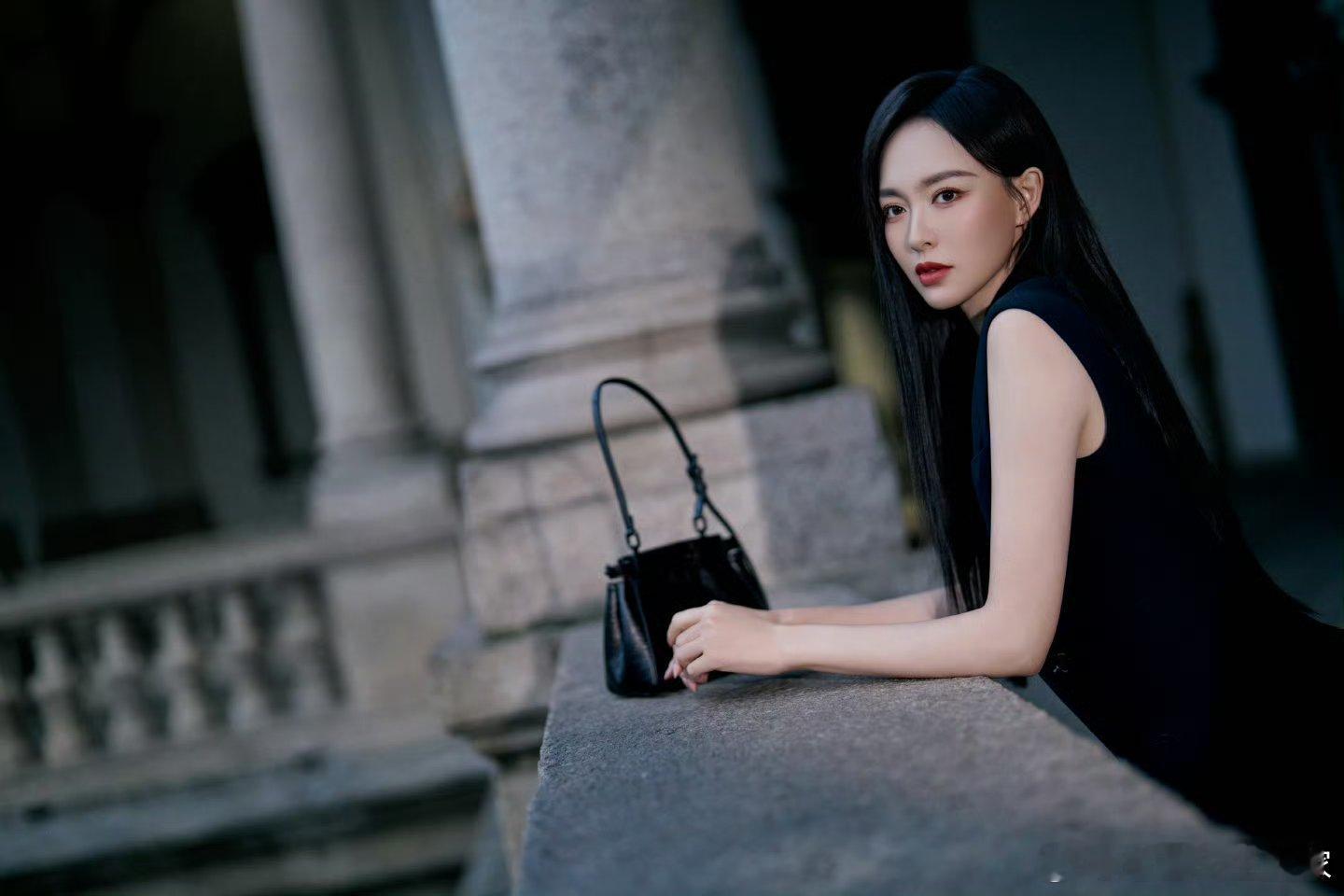 唐嫣米兰时装周看秀，黑长直很干练，好盘靓条顺一人 