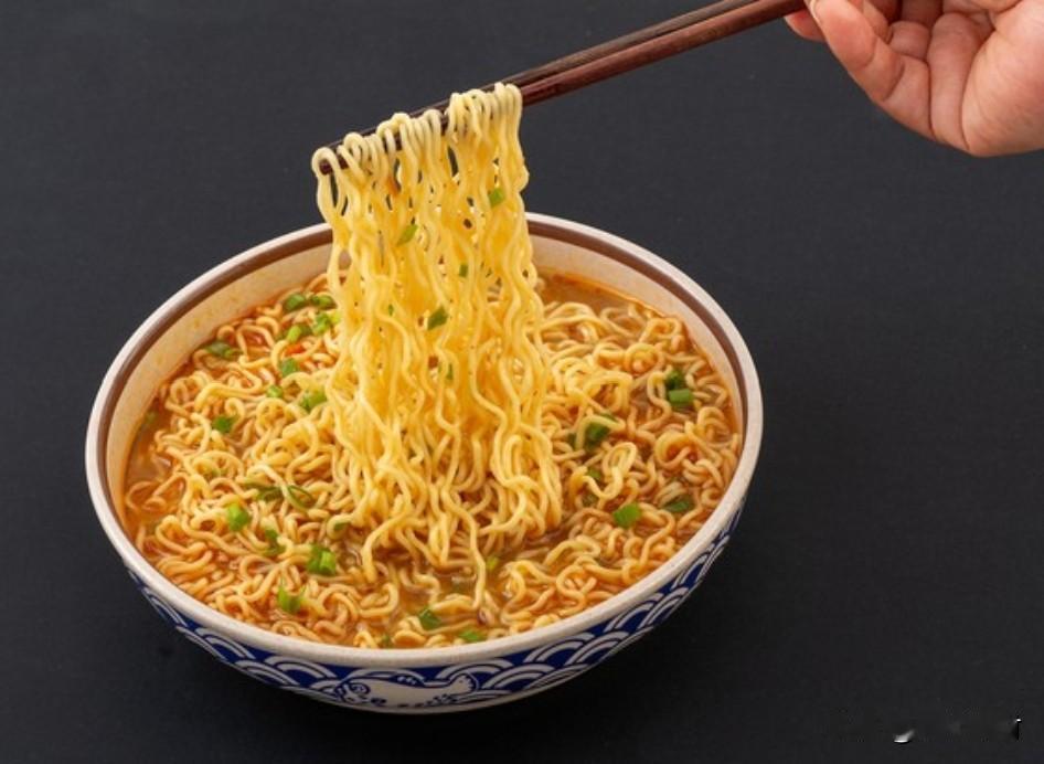 听一个人聊天，说曾经最艰难的时候一天只能吃一顿饭，这一顿饭就只能吃一包方便面。