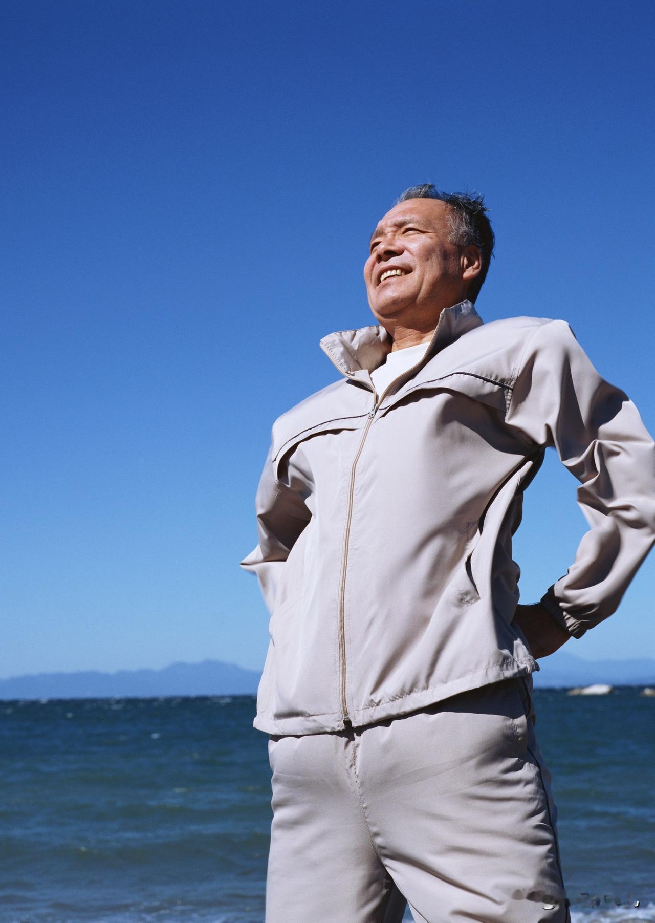 我想把父母送到养老院，
挺好的吧，
养老院生活规律，
还有活动，
生活丰富多彩，