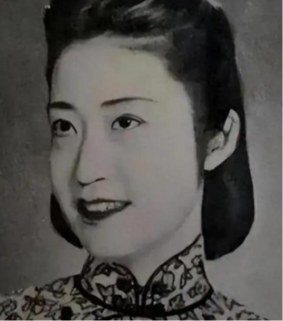 1926年，22岁的唐怡莹在丈夫离家的时候，与25岁的张学良发生了关系，几天后，