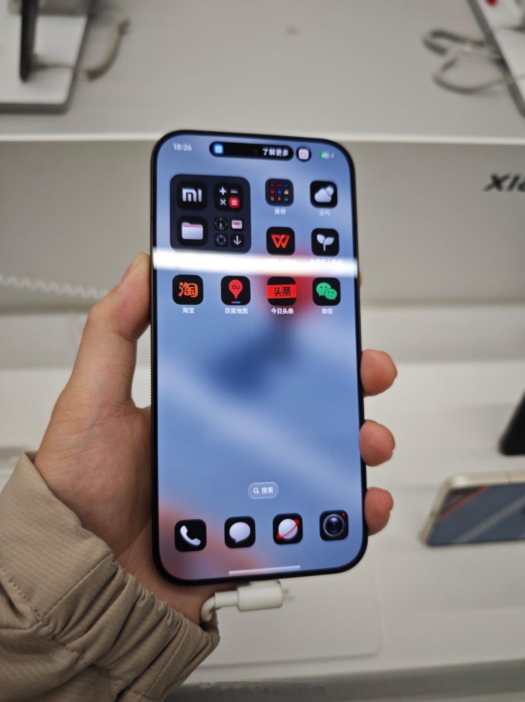 网上说小米17Ultra徕卡版变焦环松，我去摸了一下还可以呀，哪有网友说的那么夸