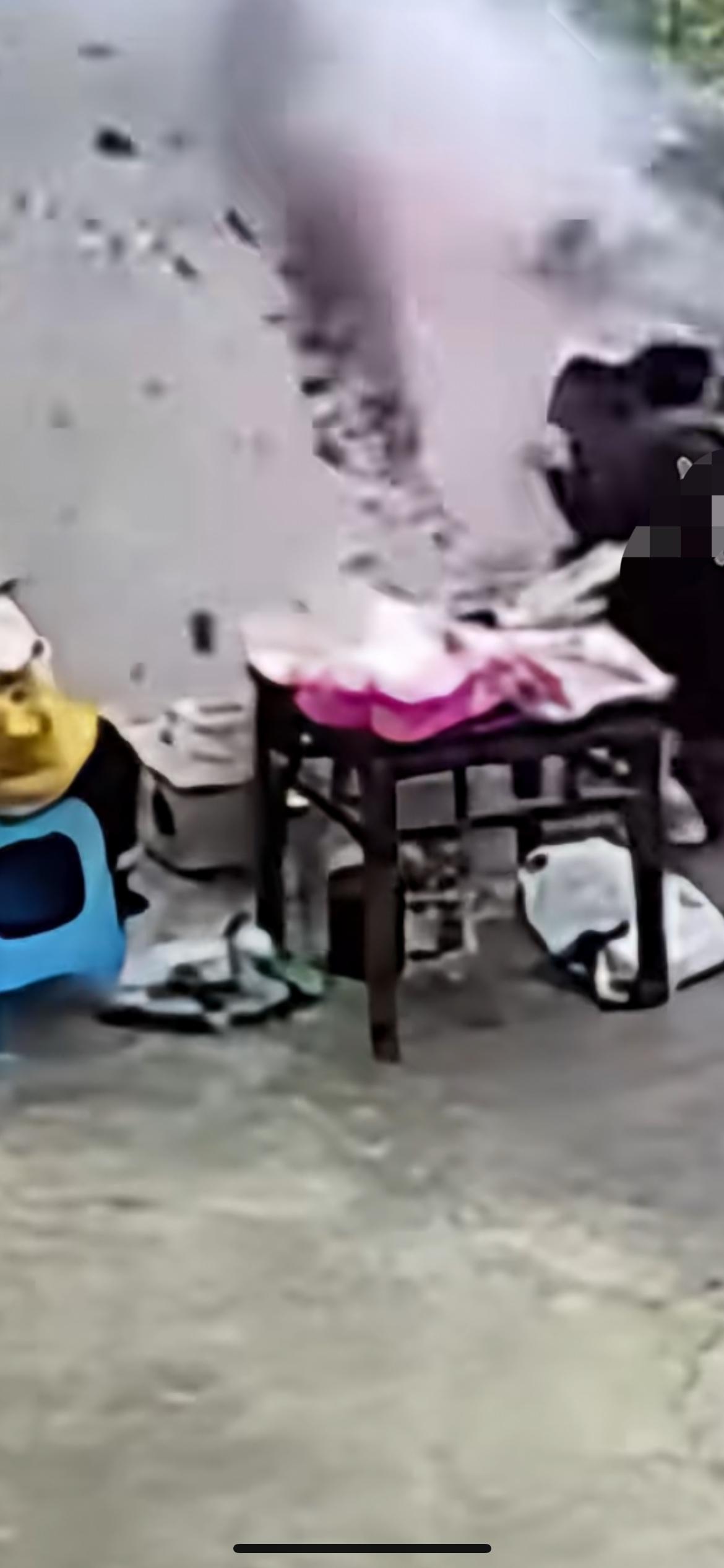 3月5日贵州毕节，一家人在自家院内搭架烧烤，水泥地突然炸开，女子骨裂，万幸孩子们