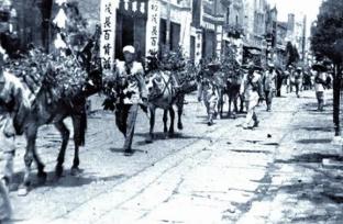 在湖南和平起义前，我党的代表李明灏要求陈明仁军统特务李健钧交给我党处理，但陈明仁