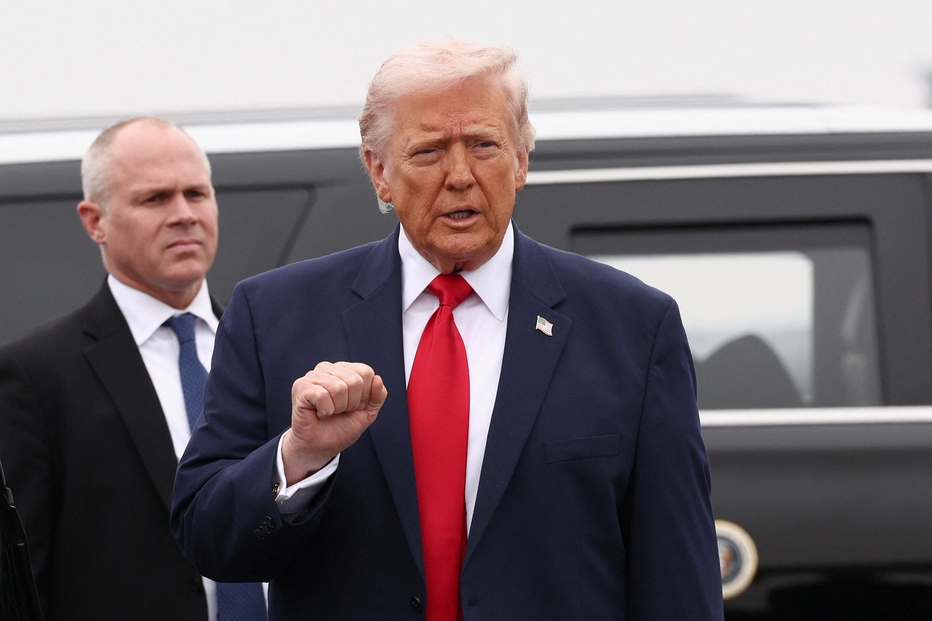 美国总统特朗普暗示对伊朗战事可能很快结束，称伊朗现在没有海军、通讯设施、空军，导