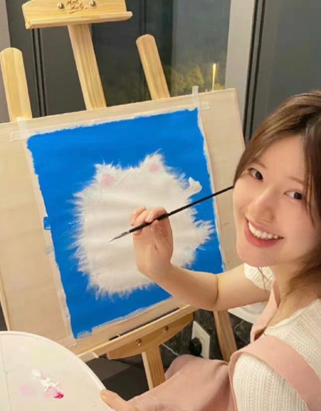 谁有露思画的【蓝色背景的肉肉】那张图啊，我手贱给头像换了找不回来了 （画板上那张