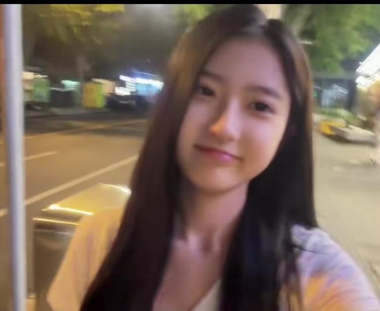 文案
 
妥妥的美女一枚，大家看看漂亮吗？
夜晚街边暖光灯下，长发温柔披肩，浅浅