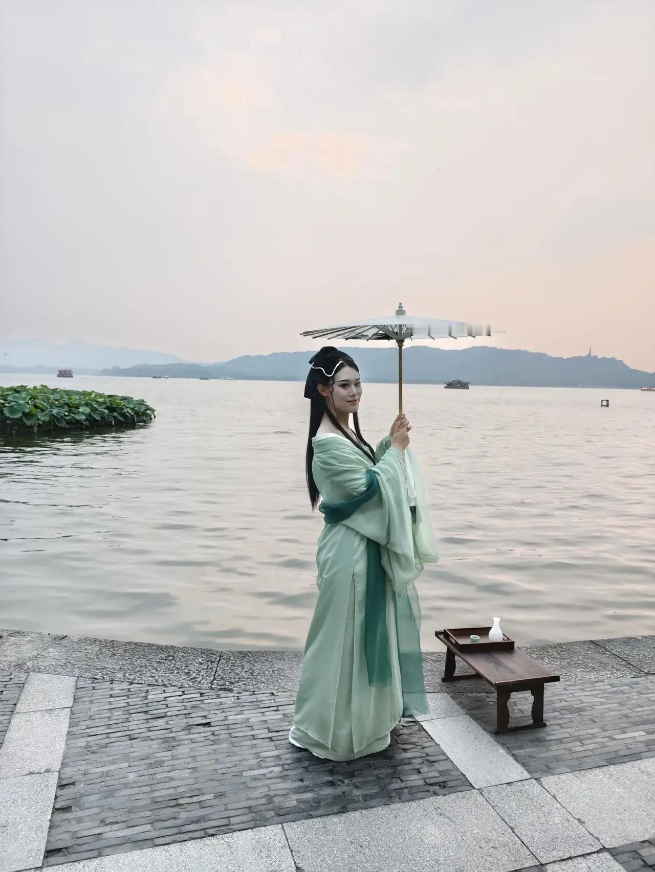 夏日的西湖荷花盛开，完美诠释了宋代诗人杨万里对于西湖的描写"接天莲叶无穷碧，映日