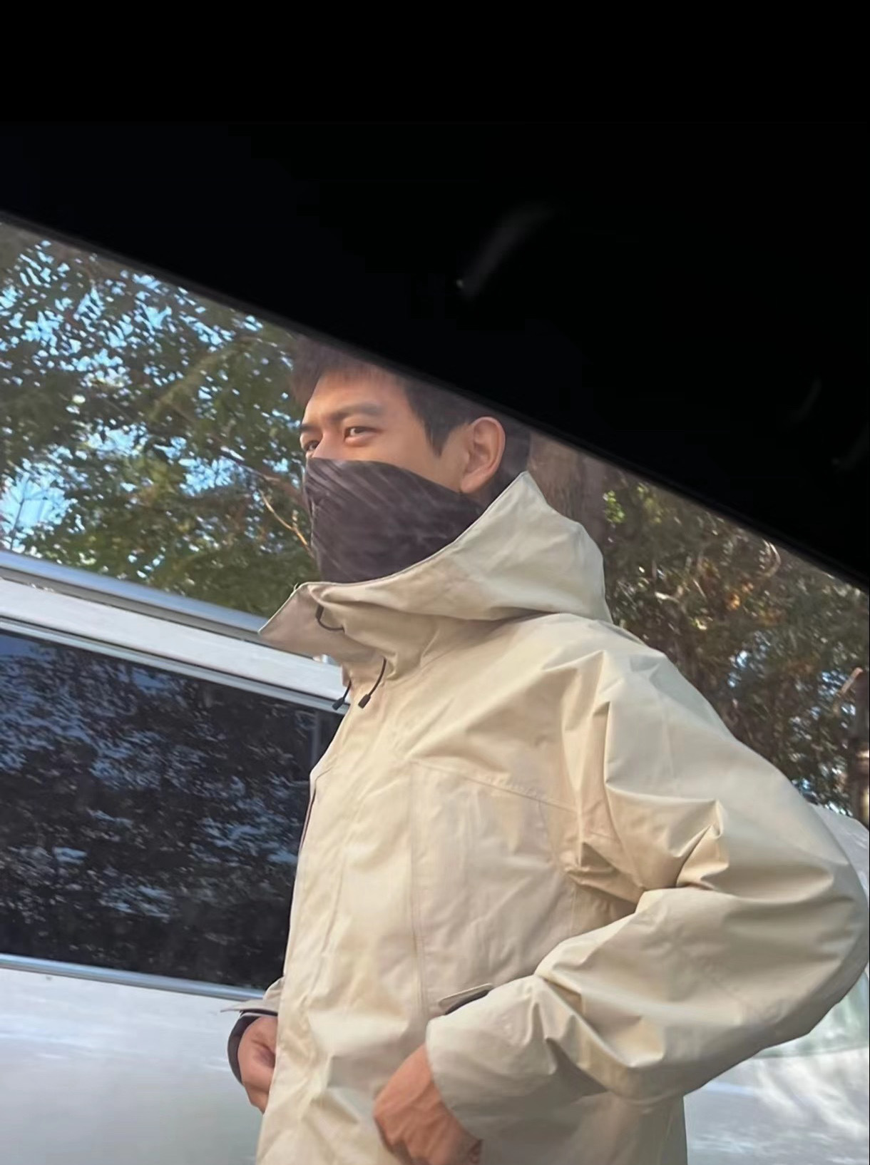 #新疆偶遇李现#这是我晚睡的福利吗？终于看到新鲜的现哥了！生图都这么帅[舔屏]#