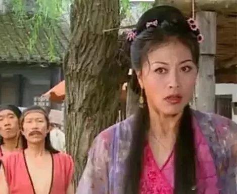 西汉时，年过四十的监狱长丙吉巡视牢房，留意到两名女囚。他将二人安置在干净居所，又