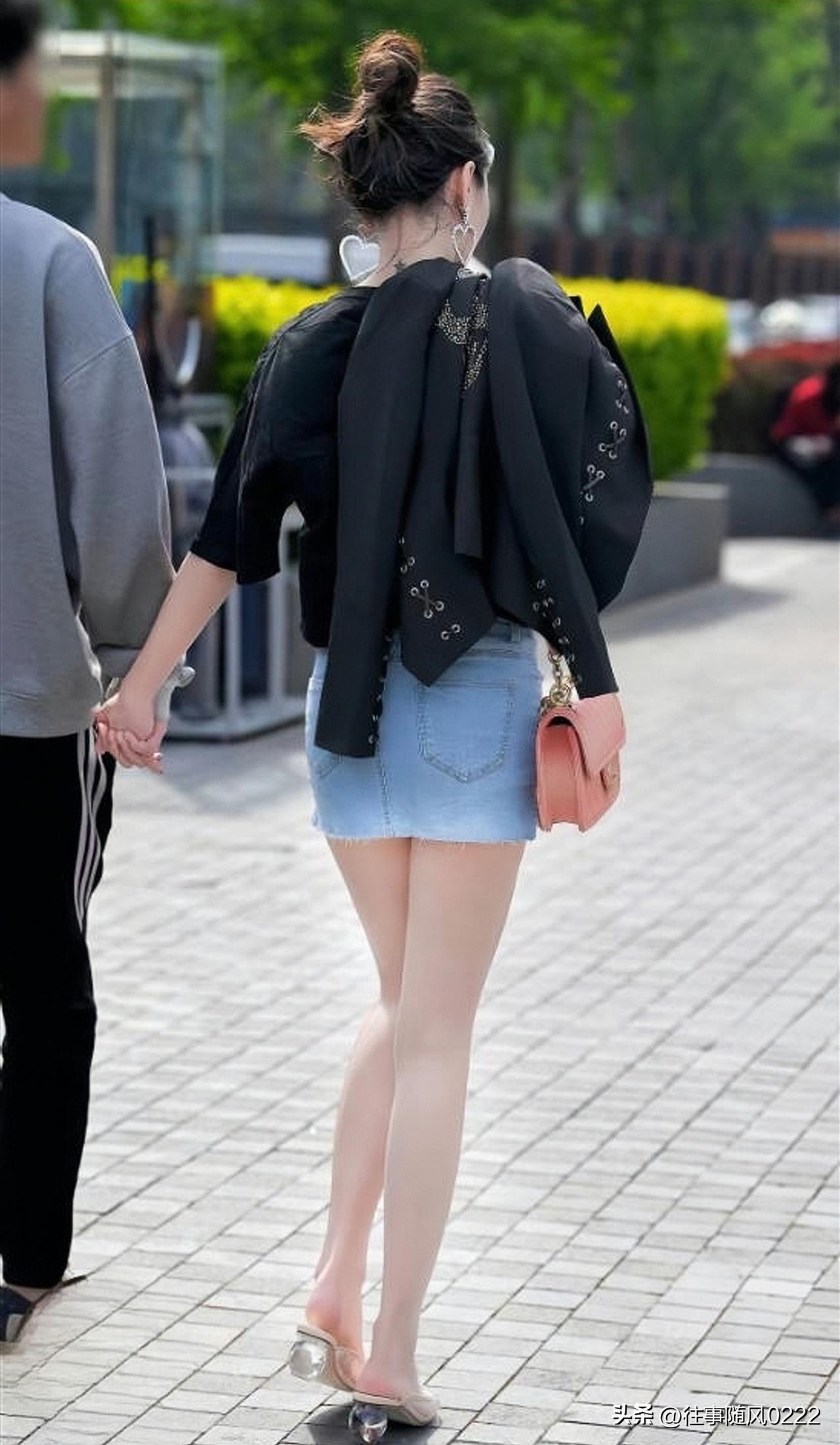 时尚穿搭指南：黑色上衣+牛仔短裙，手牵手漫步在街头
