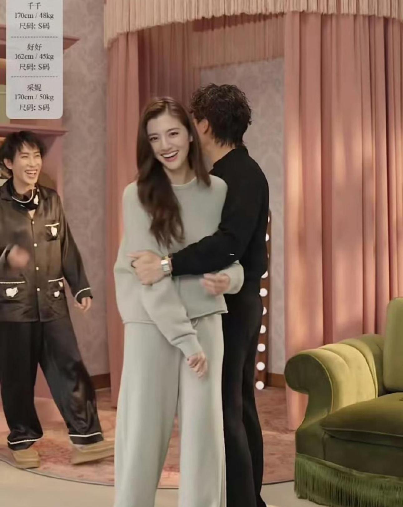 吴千语是真的美，直播间里被施伯雄紧紧抱着，好甜蜜 