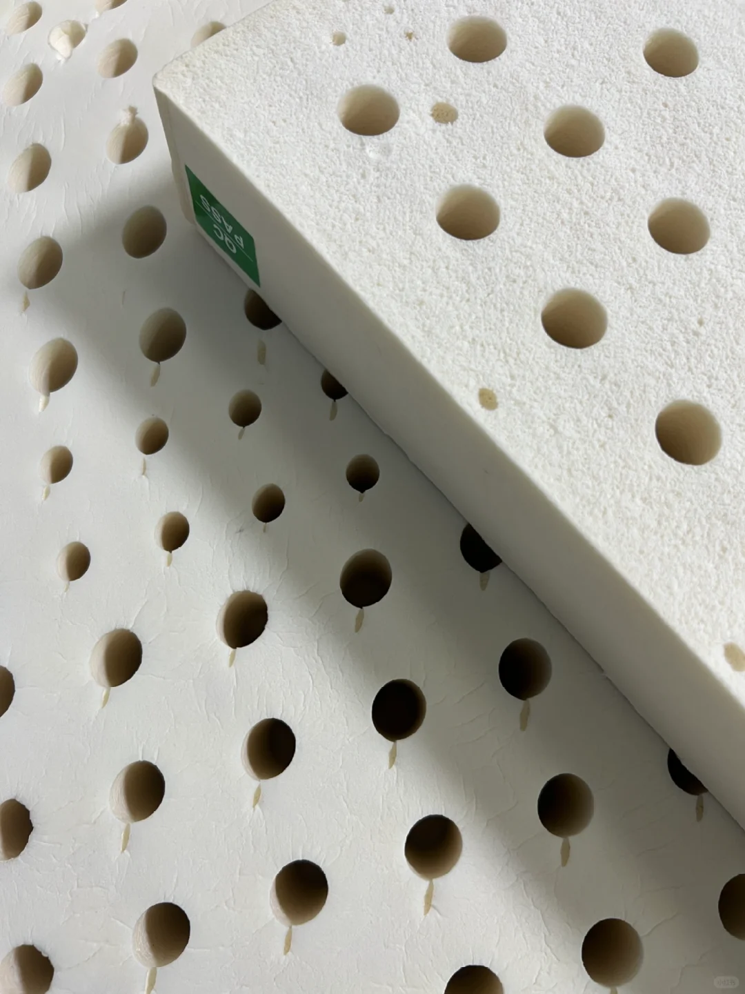 乳胶枕头和床垫有瑕疵是工艺不成熟？