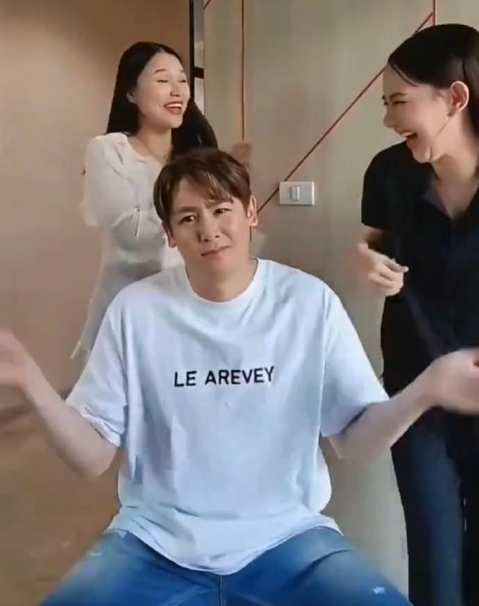 37岁韩流偶像尼坤“胖”若两人了！近日尼坤晒出与妹妹的合拍视频，C位的他面部圆润