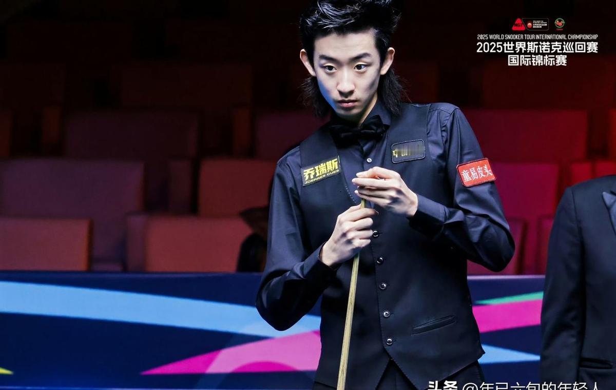 吴宜泽6-0剃了霍金斯光头，连赢12局，没给对手喘气的机会。
上一场0-4落后，