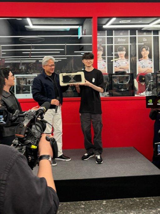 黄仁勋与Faker 世纪同框， 全球唯一双签名RTX 5090显卡， 价值百万送