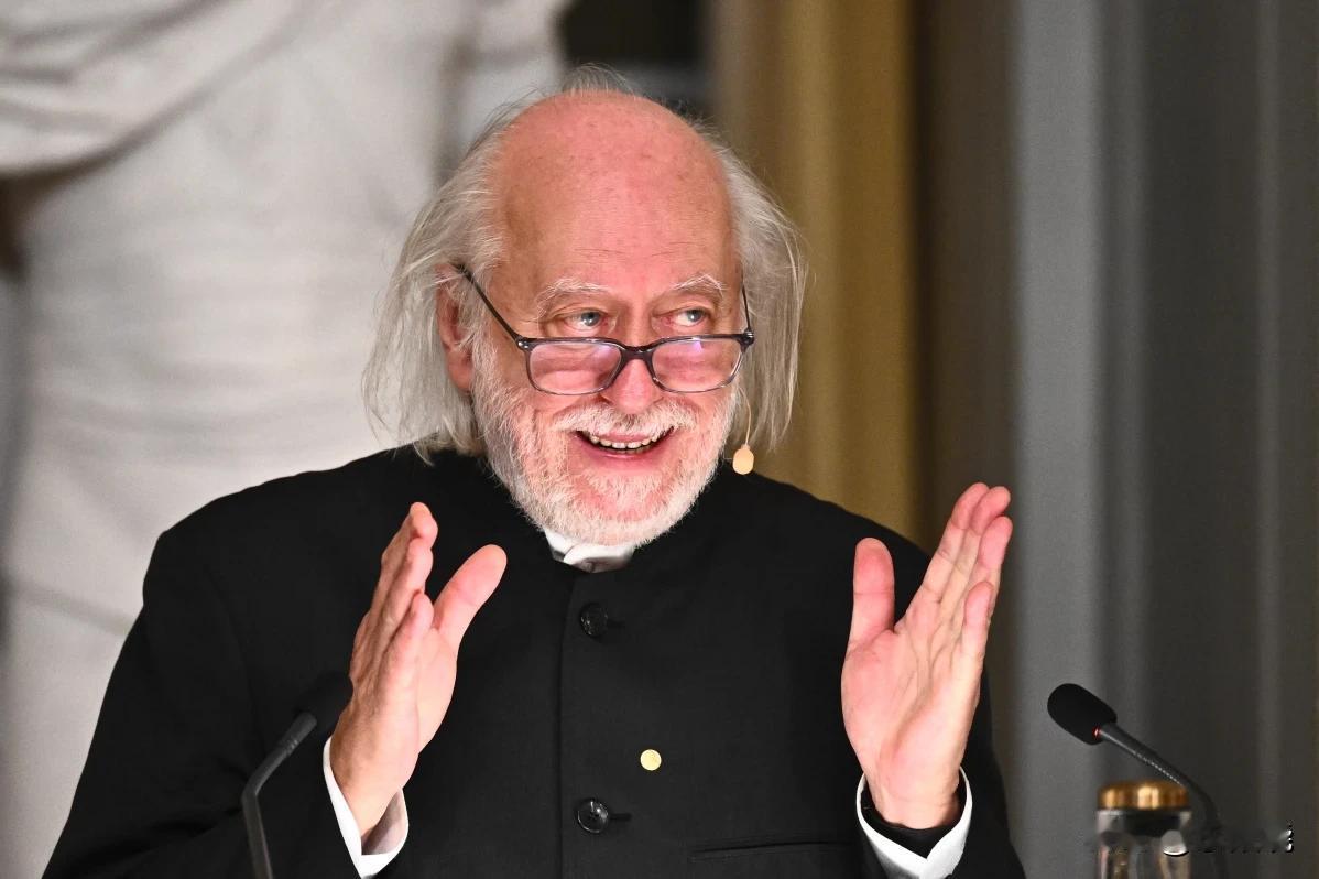 今年的诺贝尔文学奖得主拉斯洛·克拉兹纳霍凯12月7日在瑞典斯德哥尔摩发表了“新鲜