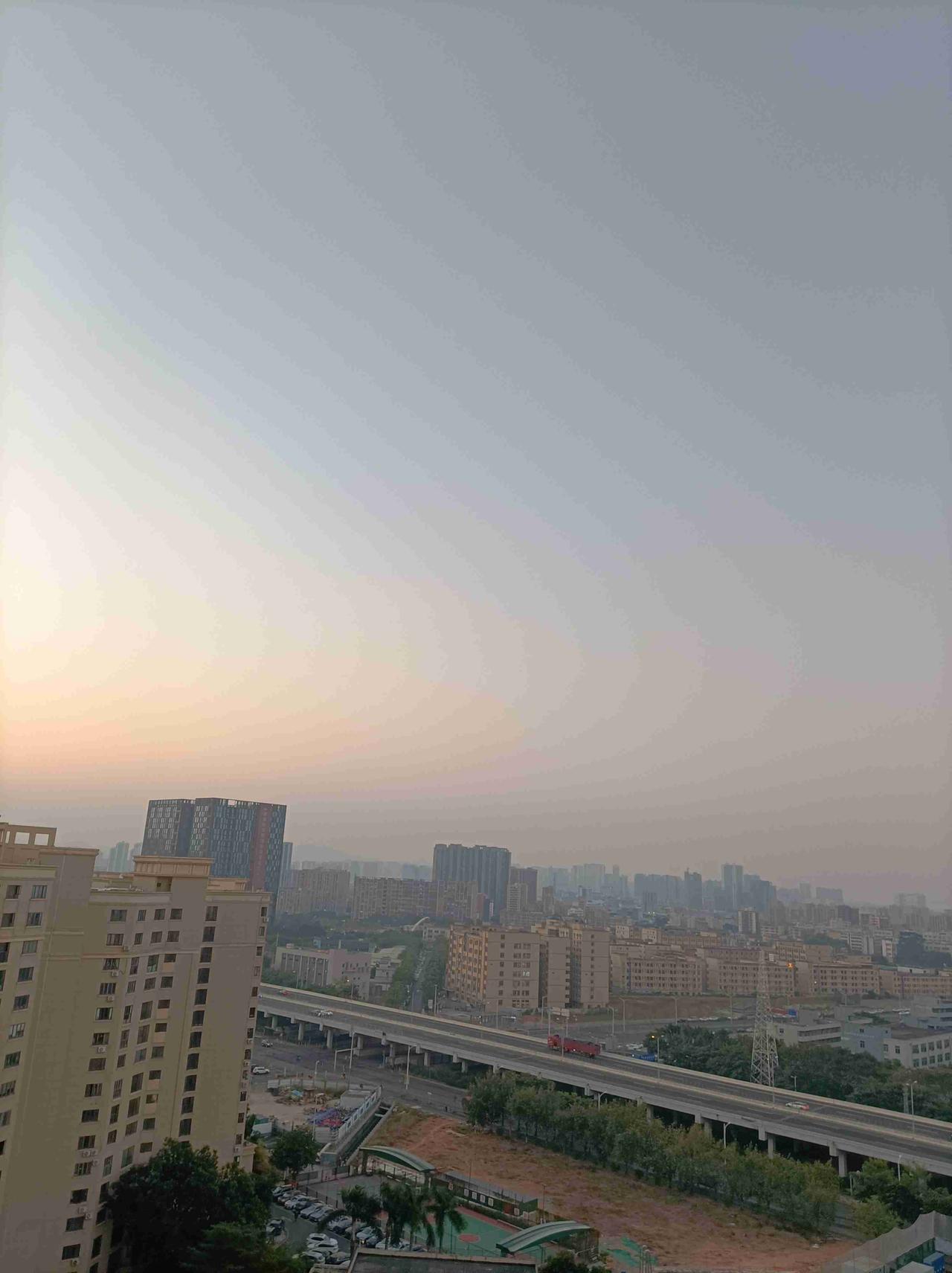 我的今日状态：😁轻松愉快
我这里的天气：☀️晴天！今日生活轻松愉快，深圳今日又