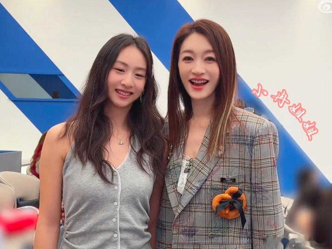 李小冉森碟合照森碟集齐浪姐全体姐姐合照李小冉和森碟同框合照 谁懂啊！！森碟来探班