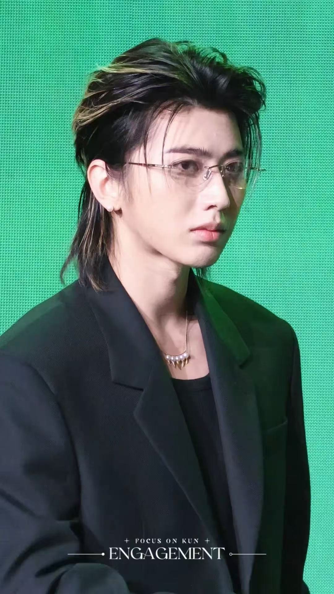蔡徐坤安慰主持人 下意识的反应从不会骗人，被粉丝突袭强抱后，他不慌不恼，优先安慰