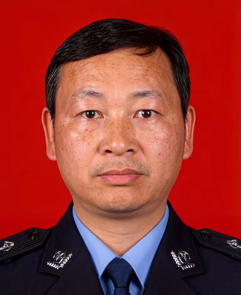 王厚鑫，1963年6月出生，汉族，江西泰和人，中共党员，现任浙江省金华市公安局特