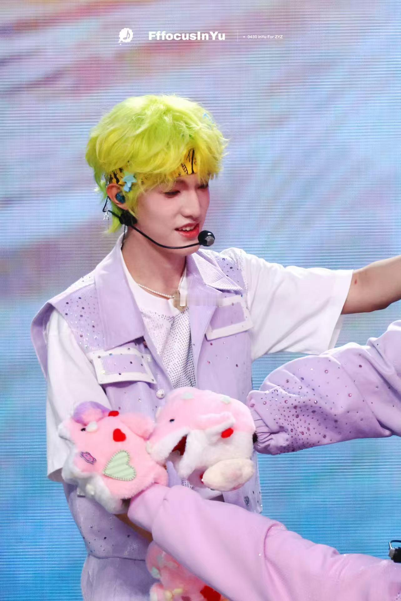 张泽禹solo舞台设计 他的vocal一直稳，但这个舞台让稳变成了震撼。高音处理