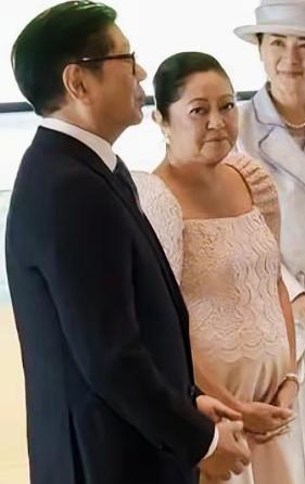 菲律宾总统小马斯科妻子的表情是什么意思呢？
小马斯科妻子一脸严肃的表情，这是在看