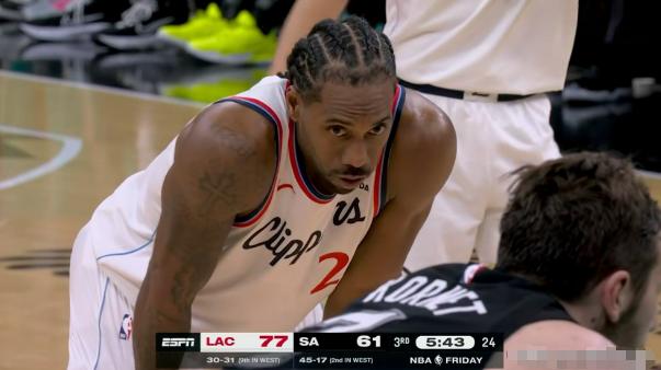 快船巨星伦纳德真是倾其所有了！虽然今天快船在客场以112：116不敌马刺，但是伦