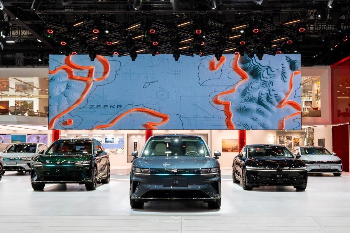 广州车展上的极氪展台，今年因为全系车型的就位，显得阵容大了很多，两台旗舰极氪9X