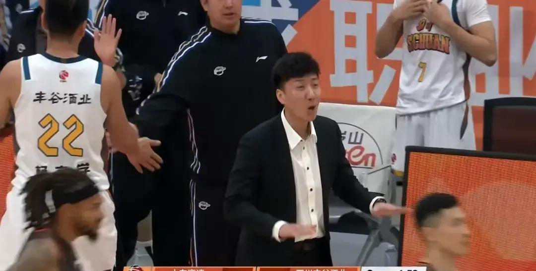 别再迷信外援了。山东砸的钱，够养两支四川队。
 
可今晚，篮板被抢爆的是山东，三