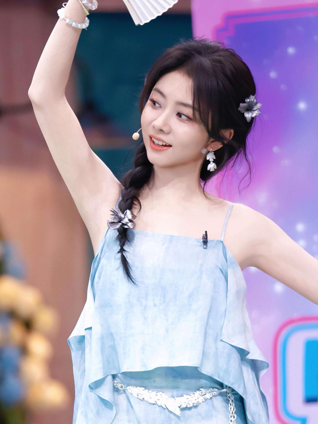 我知道谭松韵显年轻，
也知道她演技好，
但没想到，她身高1米六二，以前竟然是学舞