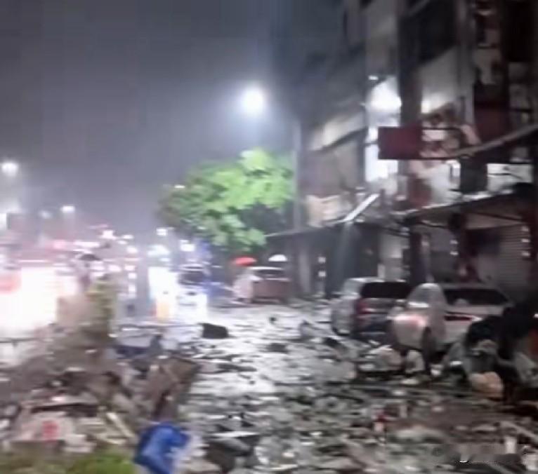 燃气爆炸现场曝光，仿佛末日景象。6月9日凌晨3时52分左右，台湾新竹市东区高翠路